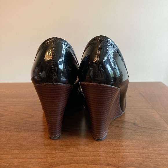 Tory Burch Black Patent Wedge sz 8 - Picture 4 of 9